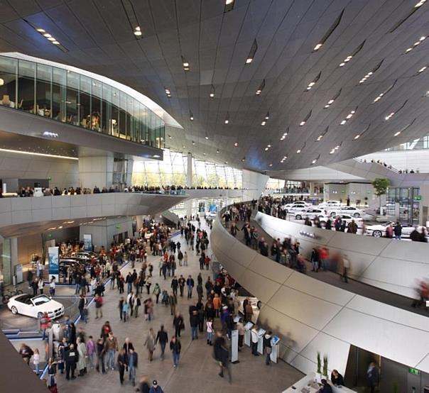 Auch 2008 bietet die BMW Welt mit neuen Produktausstellungen, Konzerten, dem Junior Campus oder der abwechslungsreichen Gastronomie viele Gründe, auf einen Besuch vorbei zu schauen.